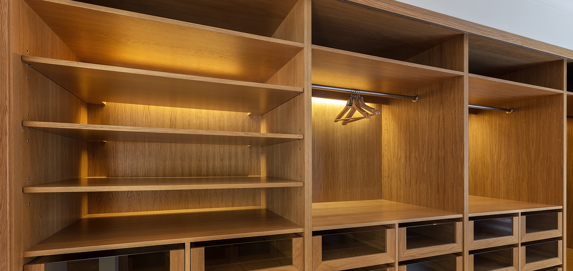 brązowa drewniana szafa